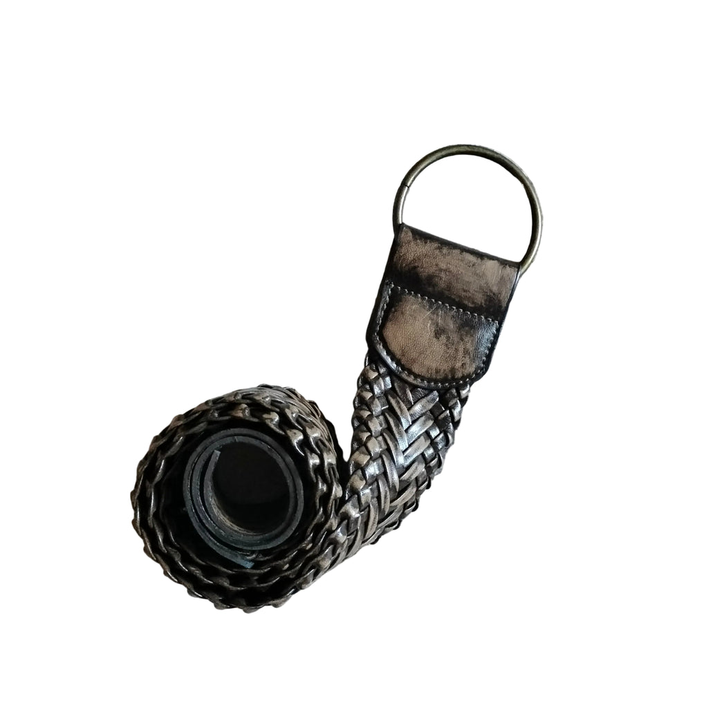 Skórzany, pleciony pasek damski w kolorze antycznego brązu z metalowym kółkiem, idealny do stylizacji casualowych i boho.