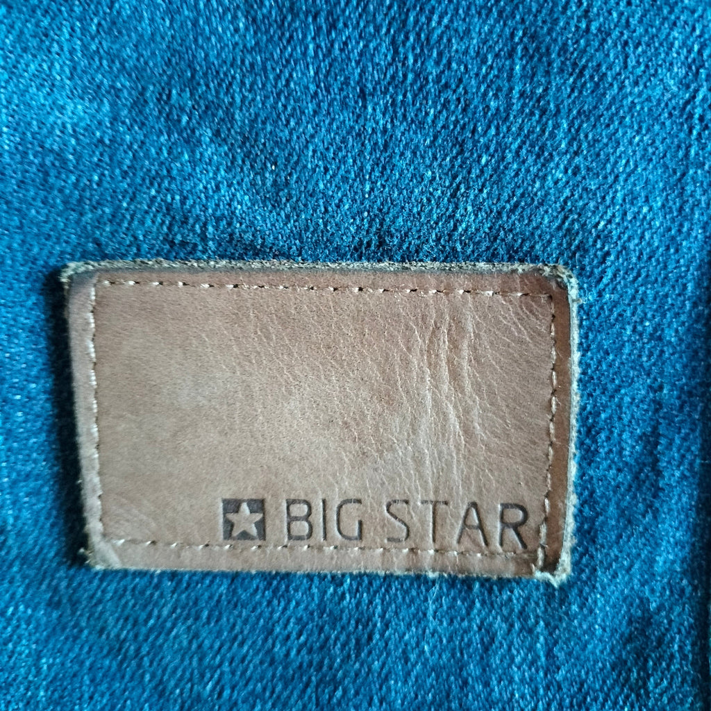 Emblemat Big Star na dżinsowej torebce w odcieniach niebieskiego, symbolizujący elegancję i miejską modę.