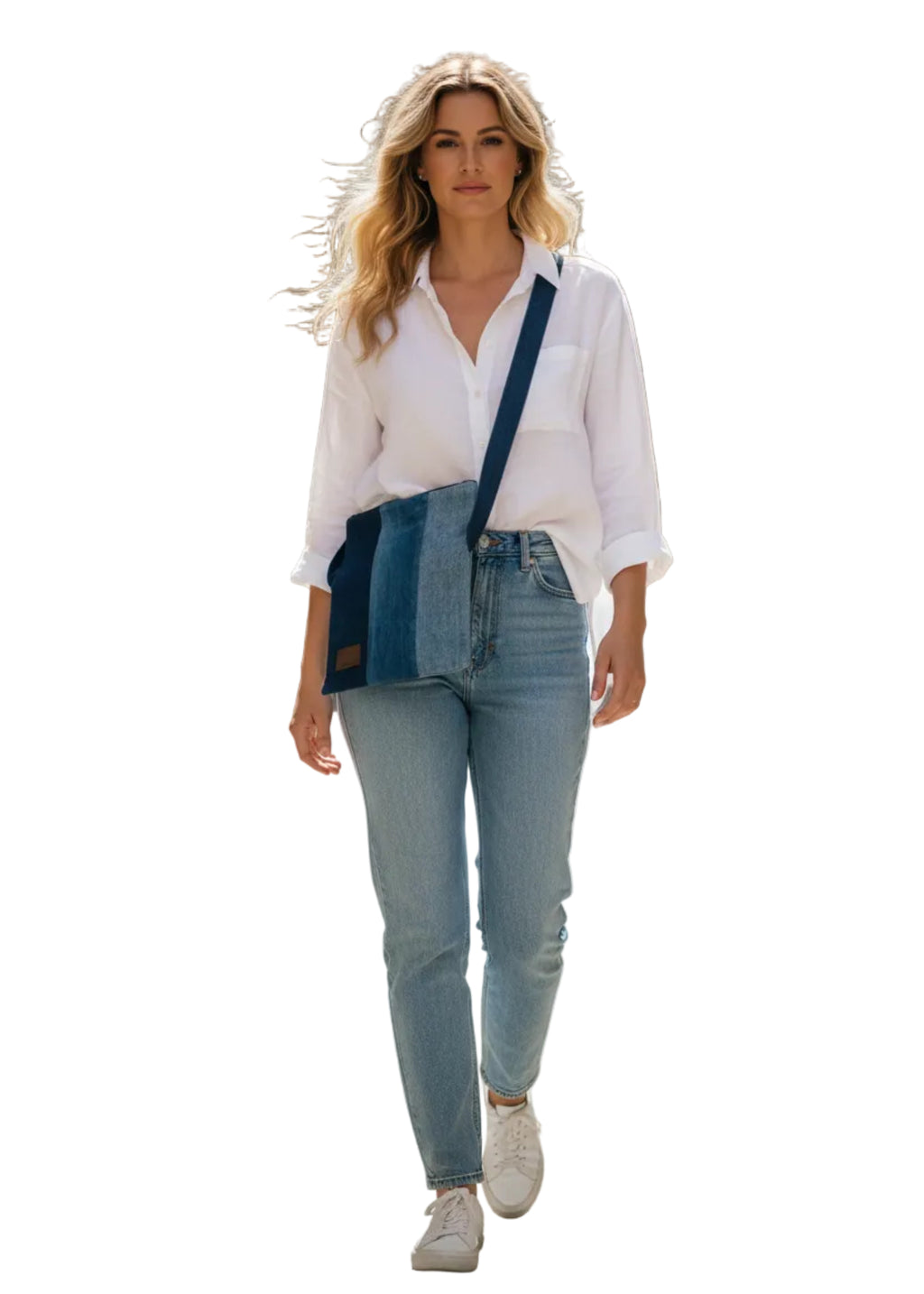 Kobieta spacerująca z torebką w odcieniach niebieskiego, dżinsową, z logo Big Star, pasującą do miejskiego stylu.